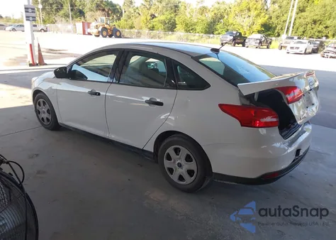 2018 Ford Focus S z USA, uszkodzony, nr VIN 1FADP3E22JL227575